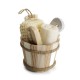 Zestaw łazienkowy w drewnianym wiaderku, gąbka, sizal, szczoteczka do czyszczenia paznokci oraz pumeks z białym sznurkiem